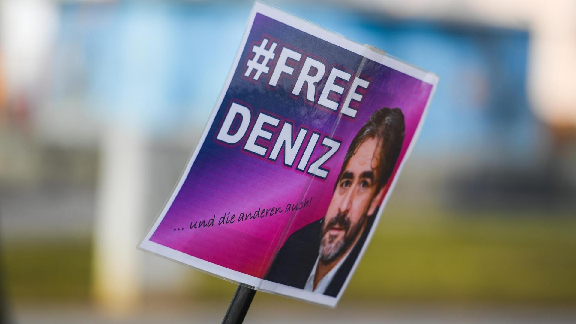 Ein Schild "# Free Deniz" ist am 25.02.2017 in Flörsheim (Hessen) an einem Kinderwagen befestigt. Der in der Türkei inhaftierte «Welt»-Journalist Deniz Yücel stammt aus Flörsheim.