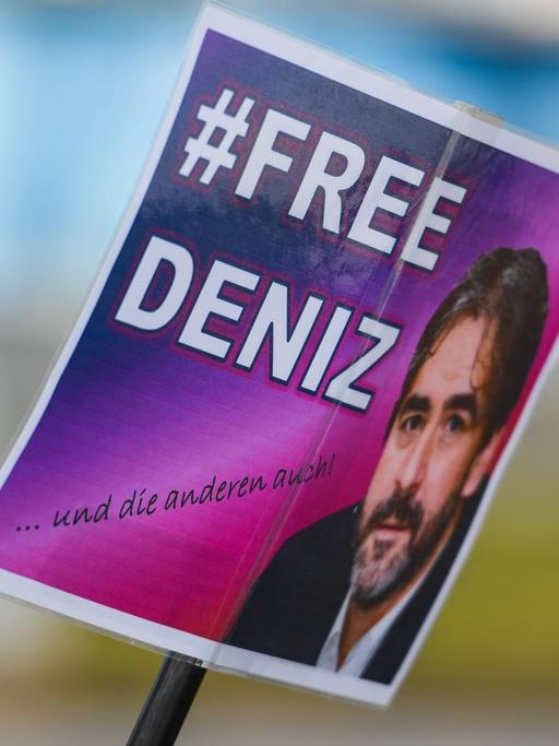 Ein Schild "# Free Deniz" ist am 25.02.2017 in Flörsheim (Hessen) an einem Kinderwagen befestigt. Der in der Türkei inhaftierte «Welt»-Journalist Deniz Yücel stammt aus Flörsheim.
