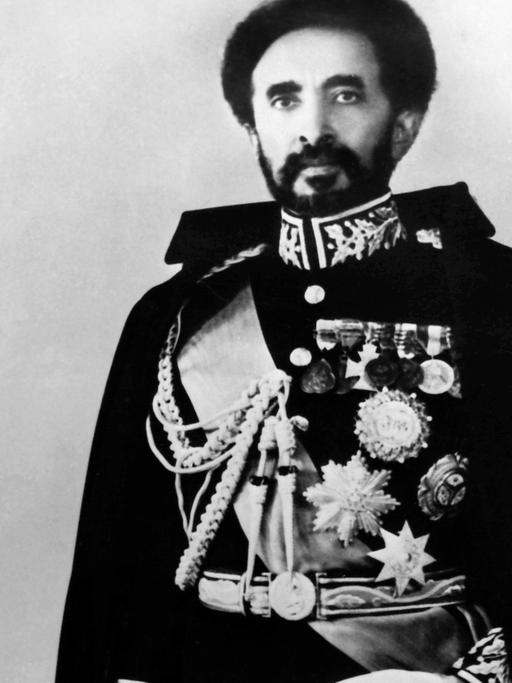 Undatierte Aufnahme. Selassie wurde am 23. Juli 1892 in Edjersso als Prinz Tafari Makonnen geboren. Am 2. November 1930 ließ er sich zum Kaiser krönen. Nach dem erfolgreichen Abessinien-Feldzug der Italiener floh er 1936 ins britische Exil, kehrte jedoch 1941 mit britischen Truppen zurück und zog am 5. Mai 1941 wieder in Addis Abeba ein. Anfang Juli 1974 übernahmen die Militärs die Macht und setzten ihn am 12. September 1974 formell als Kaiser ab. Die folgenden Jahre verbrachte Haile Selassie unter strengem Hausarrest im Menelik-Palast in Addis Abeba, wo er am 27. August 1975 starb.
