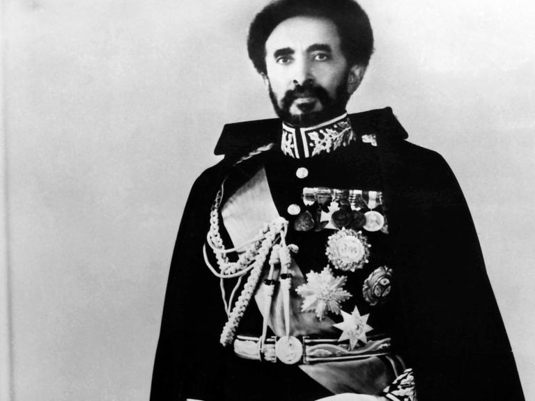 Undatierte Aufnahme. Selassie wurde am 23. Juli 1892 in Edjersso als Prinz Tafari Makonnen geboren. Am 2. November 1930 ließ er sich zum Kaiser krönen. Nach dem erfolgreichen Abessinien-Feldzug der Italiener floh er 1936 ins britische Exil, kehrte jedoch 1941 mit britischen Truppen zurück und zog am 5. Mai 1941 wieder in Addis Abeba ein. Anfang Juli 1974 übernahmen die Militärs die Macht und setzten ihn am 12. September 1974 formell als Kaiser ab. Die folgenden Jahre verbrachte Haile Selassie unter strengem Hausarrest im Menelik-Palast in Addis Abeba, wo er am 27. August 1975 starb.