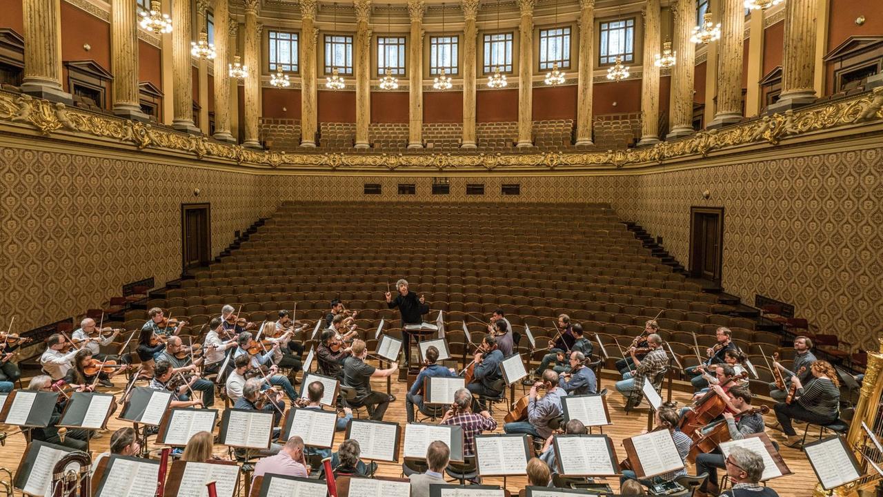 Die Tschechische Philharmonie probt im Dvořák-Saal im Prager Rudolfinum, am Dirigentenpult steht Semyon Bychkov