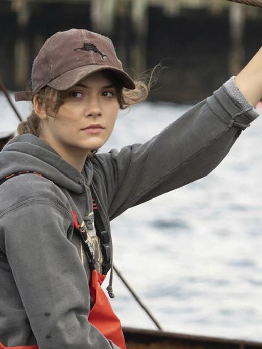 Fischerstochter Ruby Rossi (Emilia Jones) blickt auf dem Kutter ihres Vaters lässig in die Kamera.