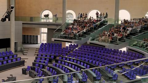 Blick in den Bundestag mit leerem Plenum und voller Besuchertribüne