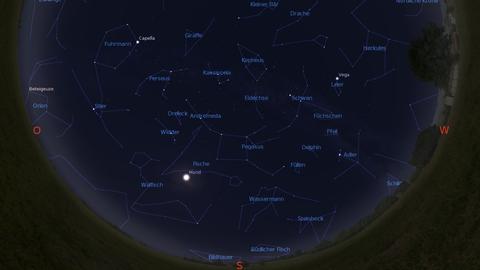 Der Anblick des Sternenhimmels zur Monatsmitte gegen 23 Uhr