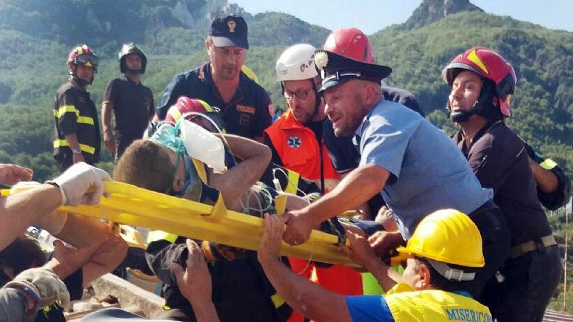 Italienische Feuerwehrleute retten Überlebende des Erdbebens auf Ischia
