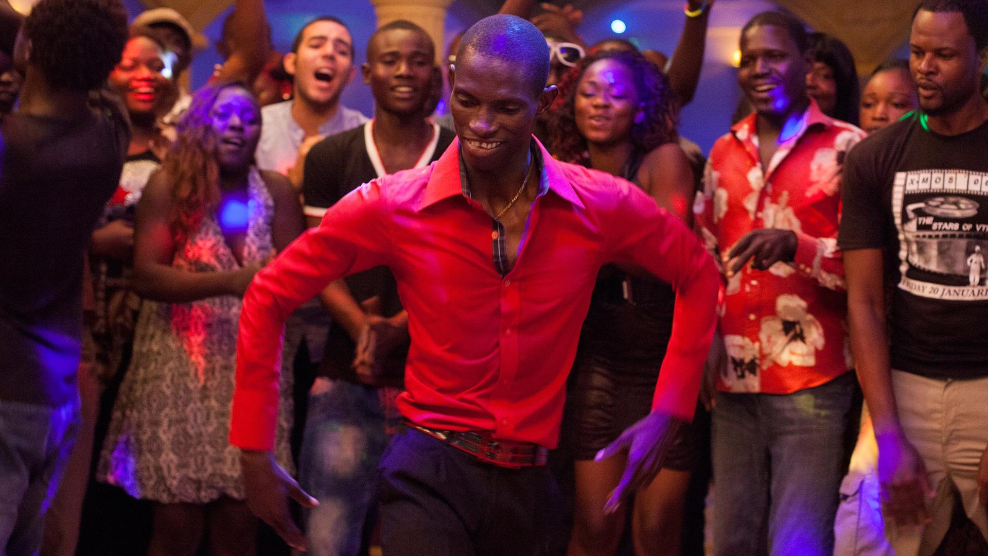 Der Schauspieler Souleymane Deme tanzt als "Grigris" auf der Tanzfläche einer Diskothek in einer Szene des Films "Grigris' Glück" des tschadischen Regisseurs Mahamat-Saleh Haroun.