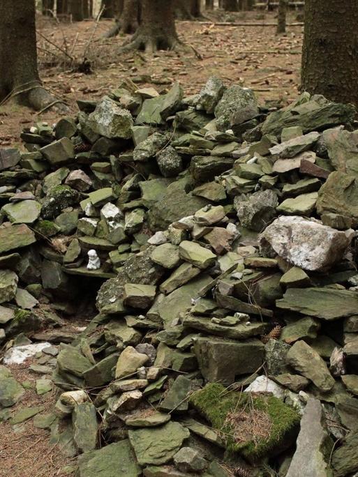 Eine Anhäufung von Steinen als Erinnerungsstätte für die gefallenen Soldaten im Hürtgenwald 1944.