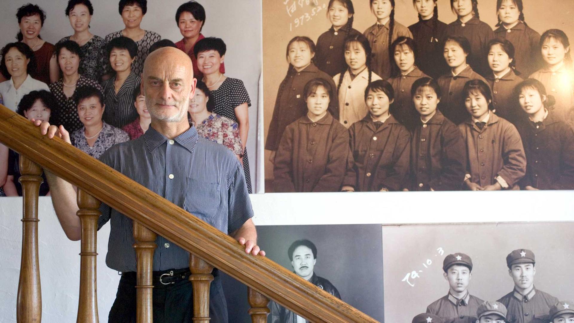 Der Schweizer Kunstsammler chinesischer Kunst Uli Sigg in seinem Haus in der Schweiz. Im Hintergrund sieht man das Kunstwerk "They reloraes for the Future" von Hai Bo.