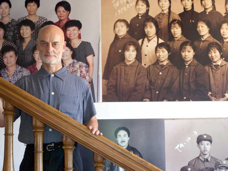 Der Schweizer Kunstsammler chinesischer Kunst Uli Sigg in seinem Haus in der Schweiz. Im Hintergrund sieht man das Kunstwerk "They reloraes for the Future" von Hai Bo.