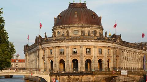 Das Bode-Museum auf der Museumsinsel an der Spree, aufgenommen im Abendlicht in Berlin.