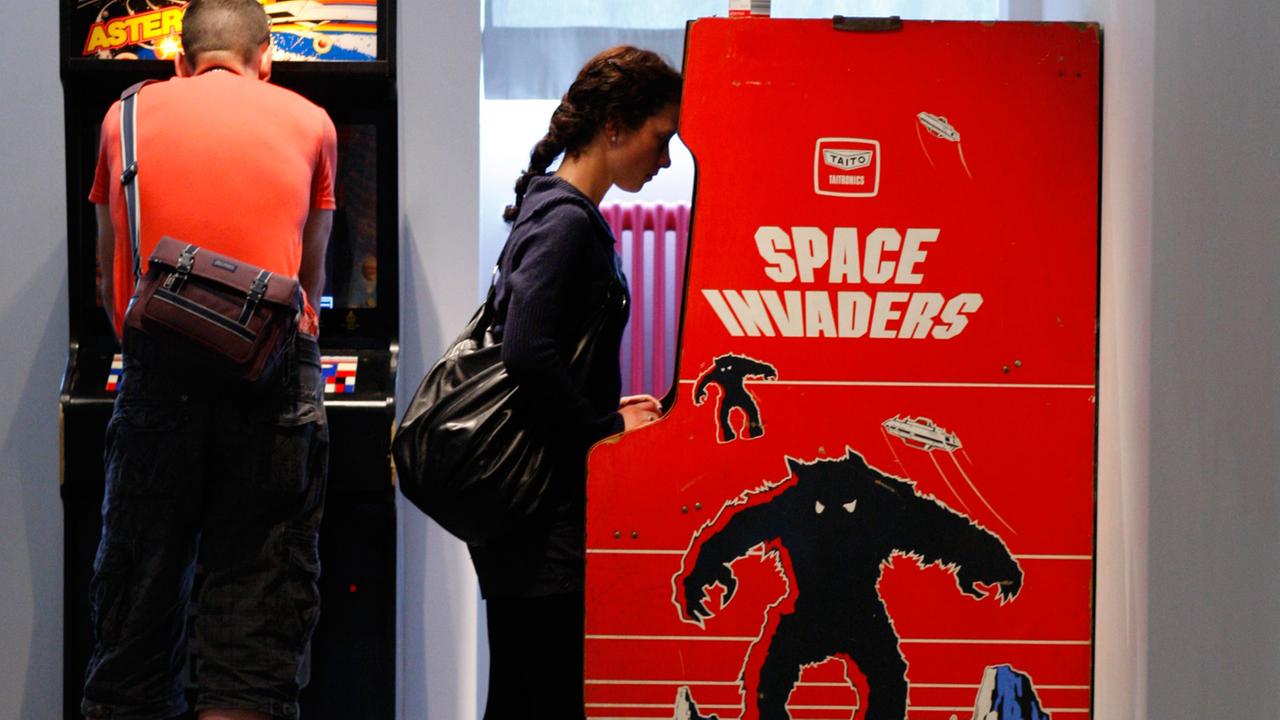 Eine Frau spielt "Space Invaders" im Computerspielemuseum in Berlin-Friedrichshain