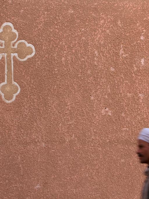 Ein Wächter patrouilliert im Roten Kloster bei Sohag unter dem Kreuz der Kopten (Aufnahme vom 29.1.2010). Christen werden in Ägypten häufig Opfer von Gewalt.