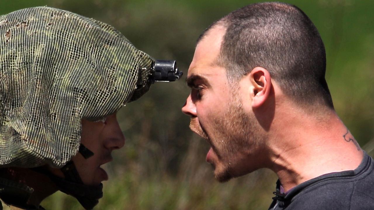 Palästinensischer Zivilist streitet mit einem israelischen Soldaten im Westjordanland im März 2012.