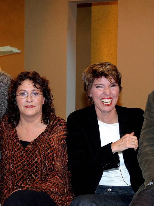 Moderatorin Bettina Böttinger (2.v.re., GER) ganz ausgelassen mit ihren Studiogästen Trio Criminale (GER) - Schriftsteller Michael Bay (re.) sowie Arthur Leenders und Ehefrau Hiltrud (Schriftstellerin) anlässlich der WDR Talkshow - Böttinger - in Köln.