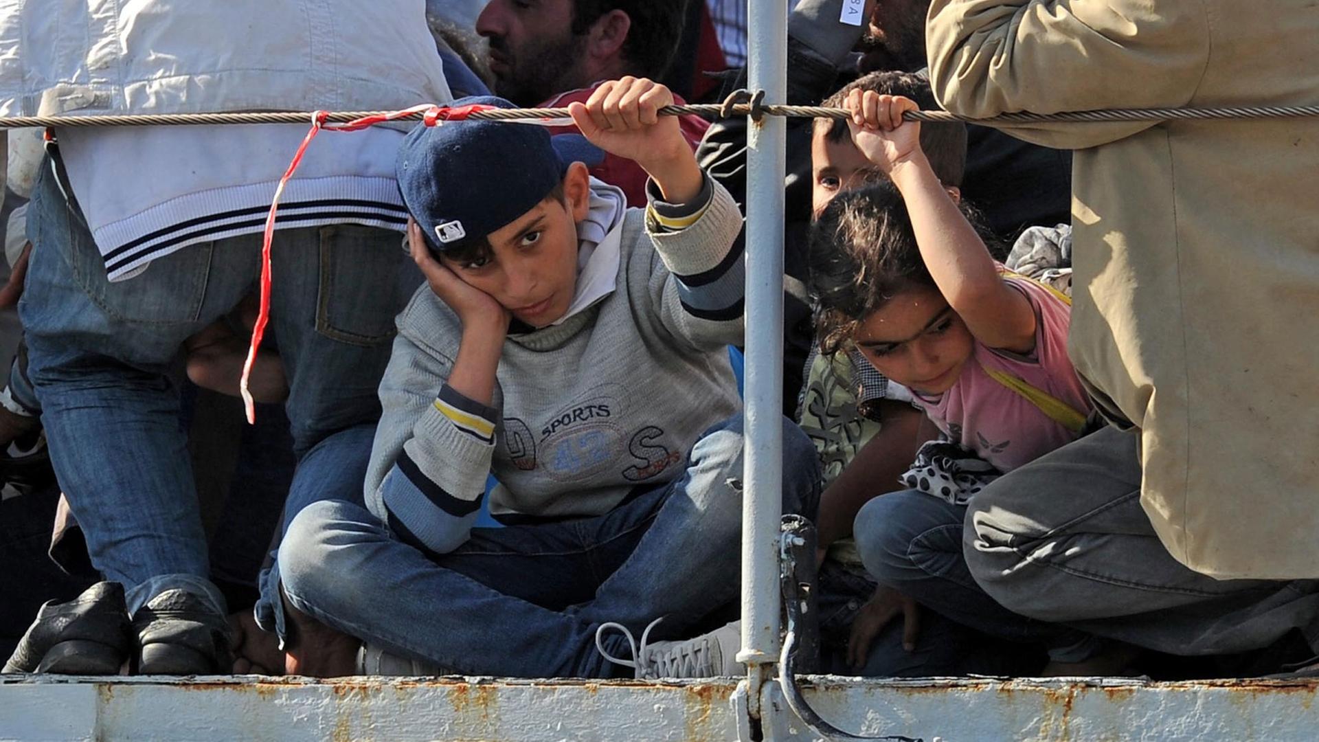 Flüchtlingskinder auf einem Boot bei der Ankunft in Sizilien.