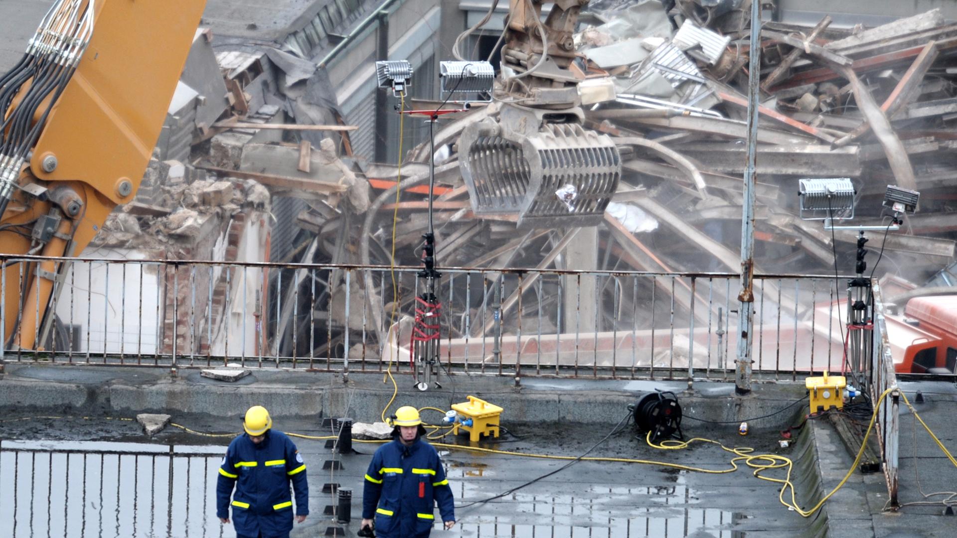 Rettungskräfte vor den Trümmern eingestürzten Historischen Stadtarchivs in Köln, 2009