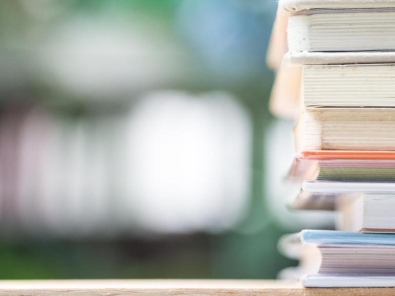 Nahaufnahme eines Stapels Bücher.