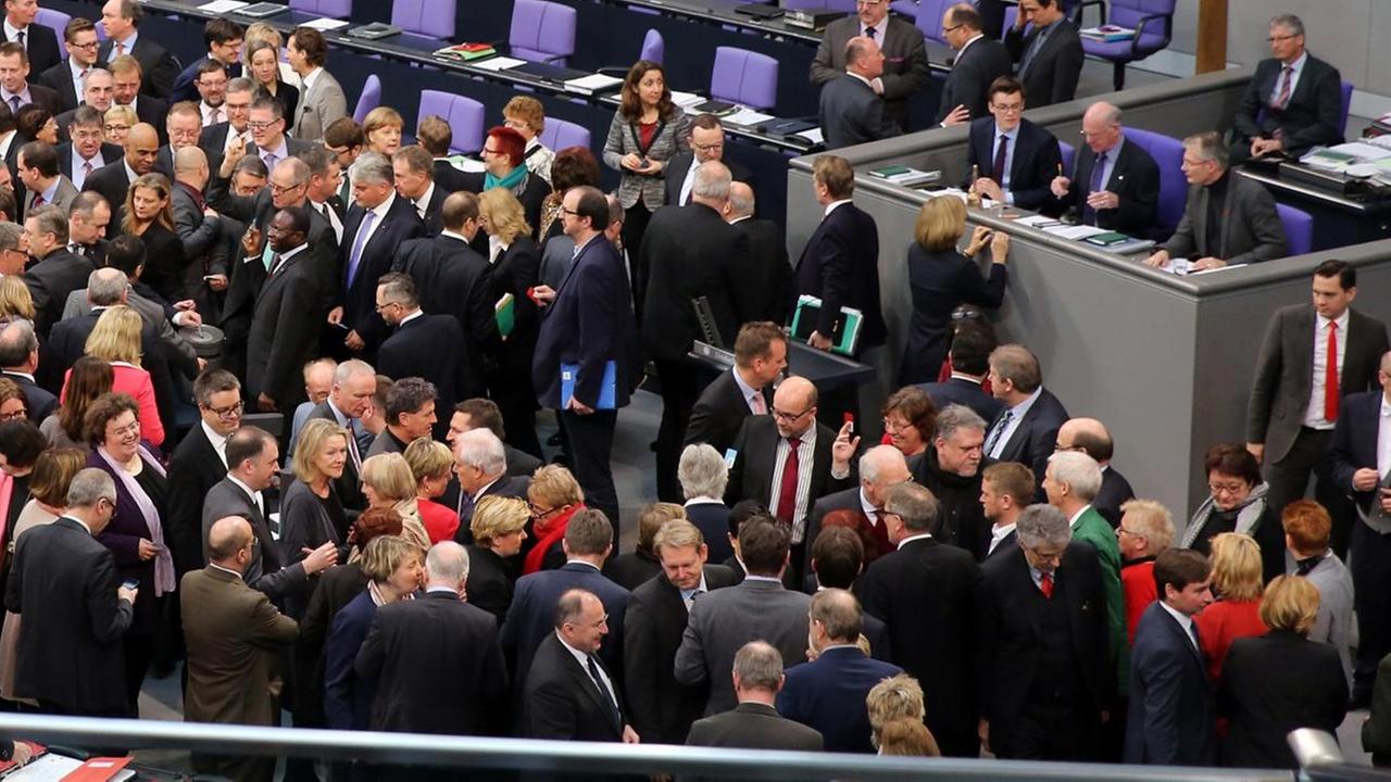Die Parlamentarier des Deutschen Bundestag stimmen am 25.02.2016 im Reichstagsgebäude in Berlin über das Asylpaket II ab.