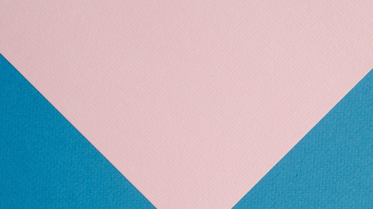 Ein Briefumschlag in blau mit rosa Einschlag von der Rückseite.