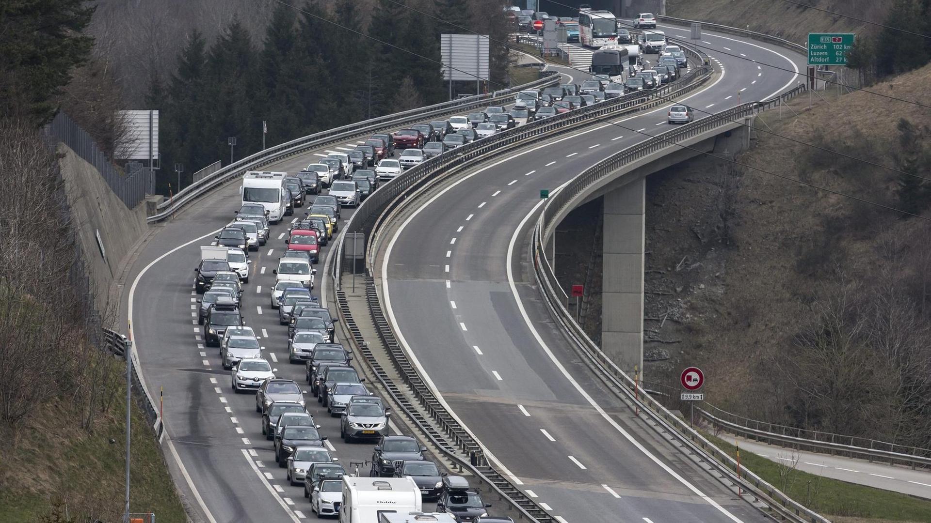 Ein Stau auf zwei von vier Spuren der Autobahn am Gotthard-Tunnel