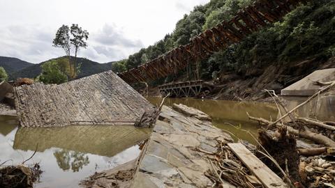 Nach dem Jahrhunderthochwasser in der Eifel durch heftige Regenfälle und Dauerregen mit Überschwemmungen und Überflutungen haben die Aufräumarbeiten im Ahrtal große Fortschritte gemacht. Einheiten von Polizei, THW, Bundeswehr und Feuerwehr mitsamt vielen freiwilligen Helfern haben Straßen geräumt, Schutt und Schlamm entfernt und die Menschen versorgt. Der Wiederaufbau wird trotzdem Jahre dauern. Im Bild Flutschäden an einer Brücke zwischen Rech und Mayschoß.