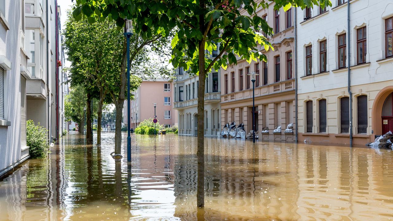 Eine überflutete Straße am 08.06.2013 in Magdeburg (Sachsen-Anhalt). 