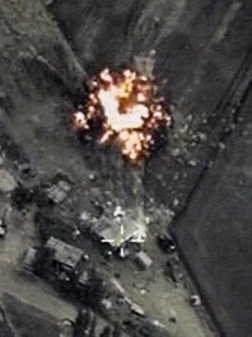 Bild aus einem Video, das einen russischen Luftangriff auf eine IS-Stellung in Syrien zeigt.
