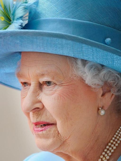 Queen Elizabeth II bei der Einweihung des neuen BBC-Hauptsitzes in London