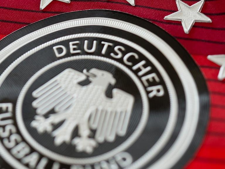 Der vierte Stern ist auf dem offiziellen Trikot der Deutschen Fußball-Nationalmannschaft am 14.07.2014 in Herzogenaurach (Bayern) zu sehen.
