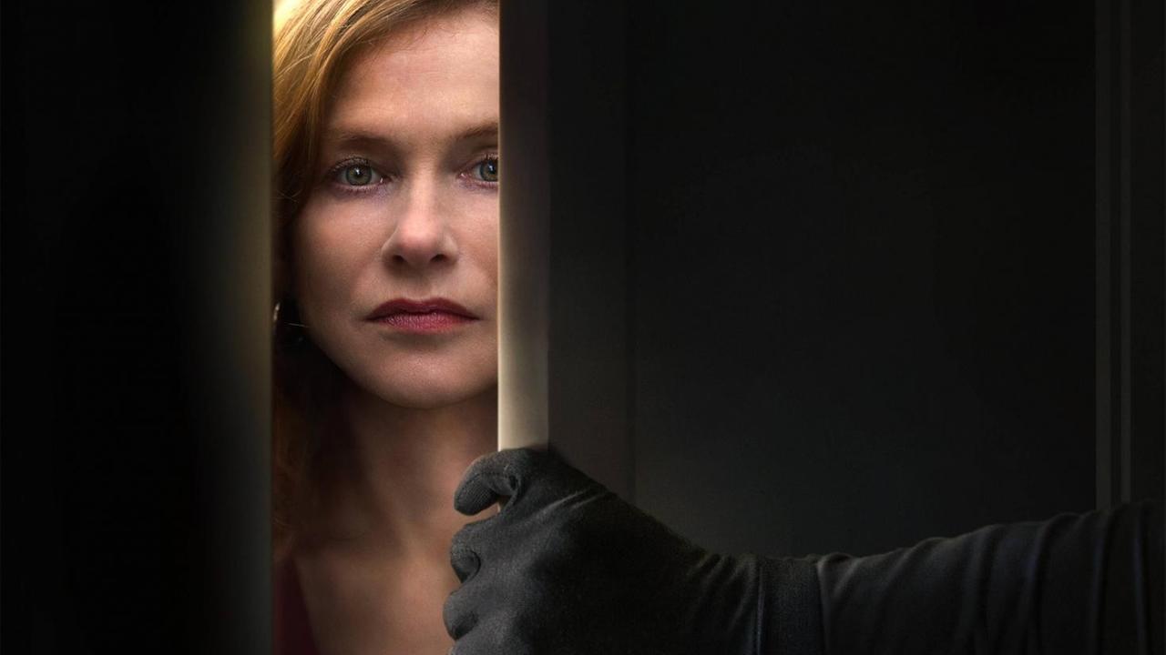 Die Schauspielerin Isabelle Anne Huppert ist durch den Spalt einer Tür zu sehen, eine Hand in schwarzem Handschuh öffnet die Tür
