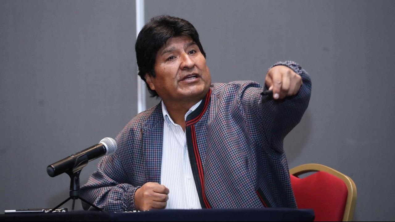 Evo Morales am 20. November im mexikanischen Exil. Ein Mann sitzt an einem Tische und sagt etwas.