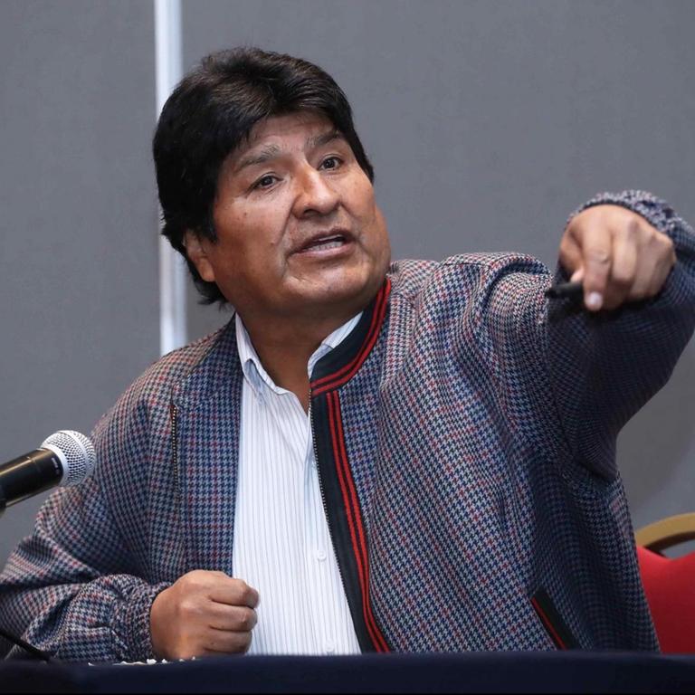 Evo Morales am 20. November im mexikanischen Exil. Ein Mann sitzt an einem Tische und sagt etwas.