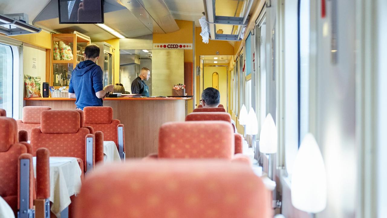 Speisewagen des Moskau-Nizza-Express mit gepolsterten Sitzen
