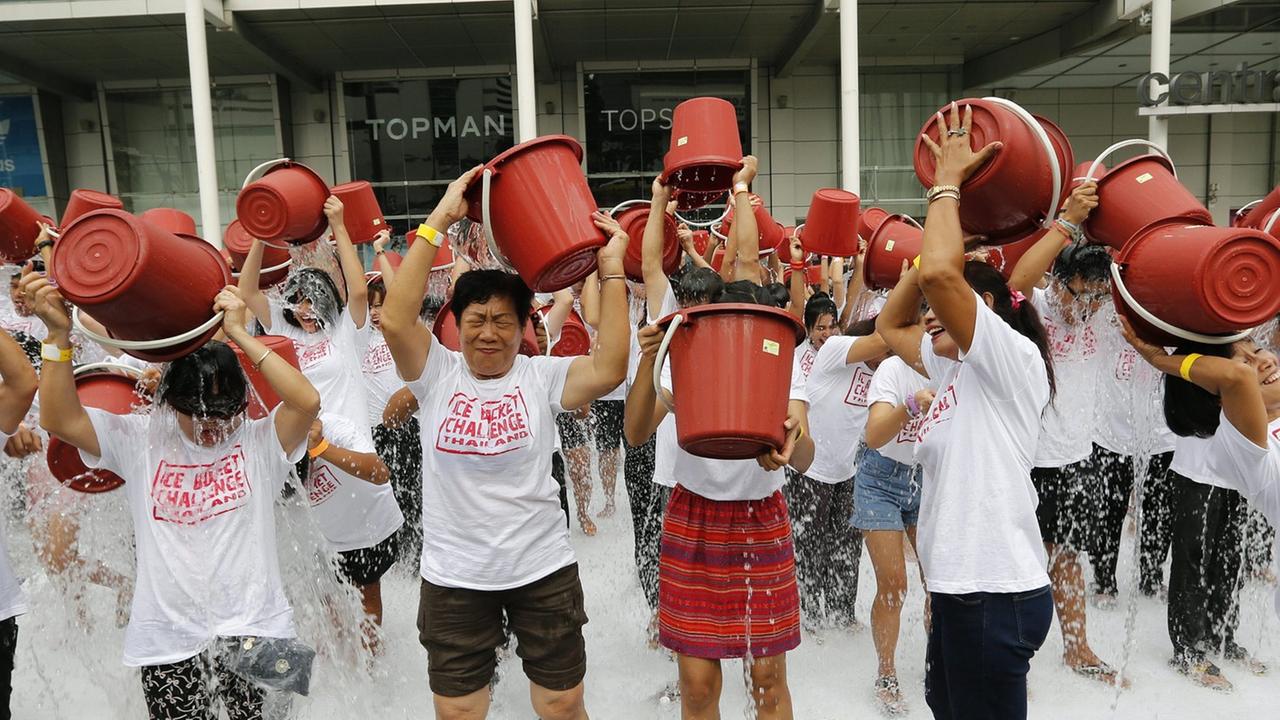 Auch in Bangkok begießen sich Menschen mit eiskaltem Wasser bei der ALS-Wohltätigkeitsaktion "Ice Bucket Challenge".