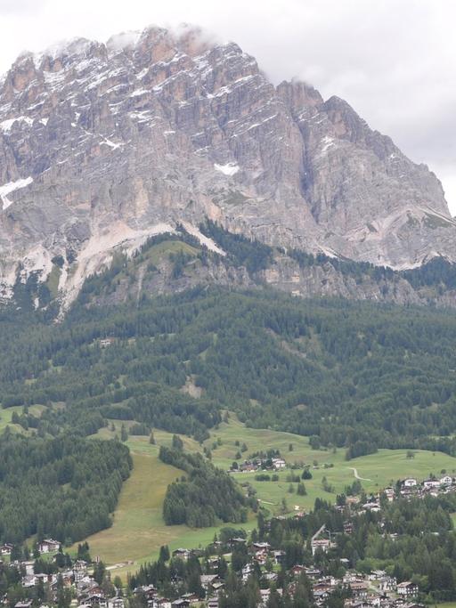 Majestätisch erhebt sich der Monte Cristallo über Cortina d'Ampezzo. Der Ort im Herzen des UNESCO-Weltnaturerbes Dolomiten ist vor allem als beliebter Skiurlaubsort bekannt,