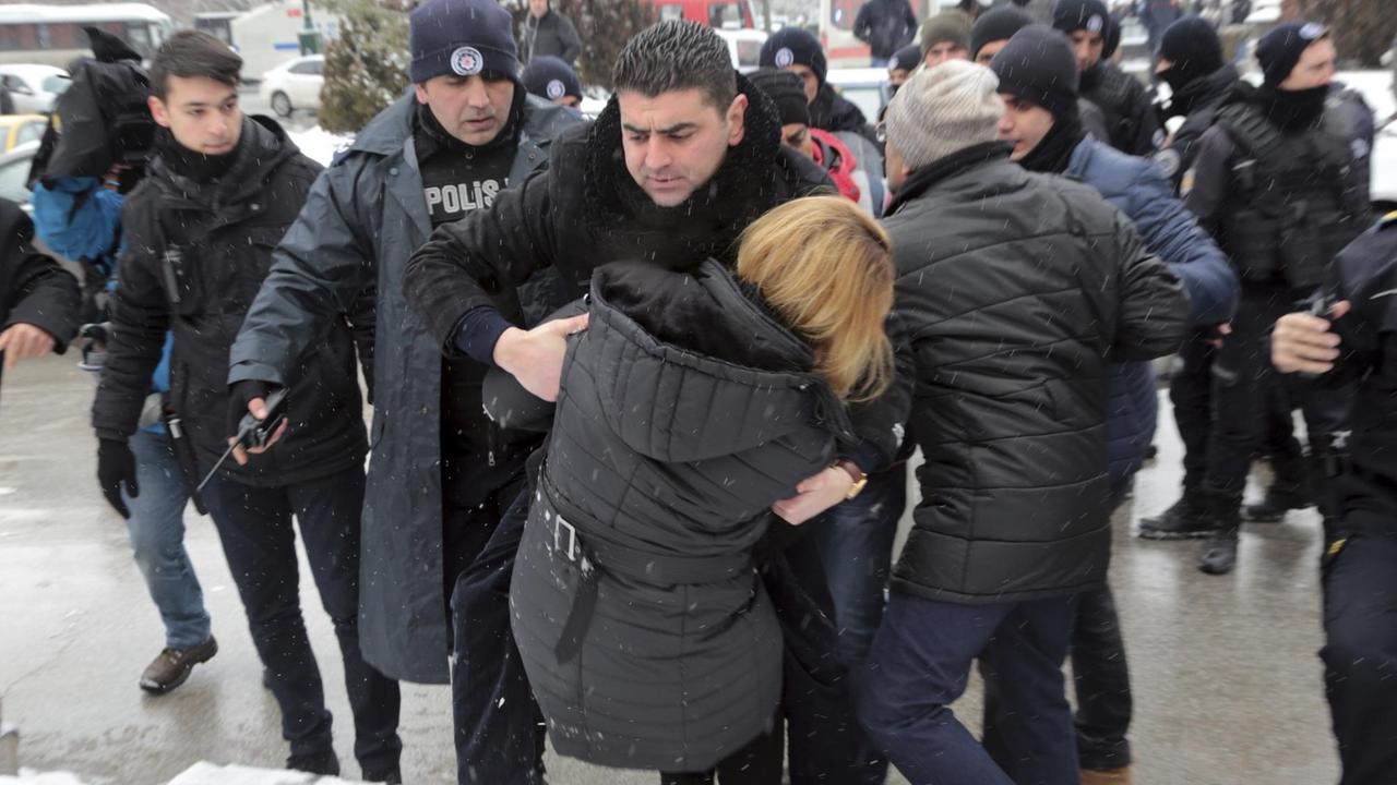 Polizeikräfte am 9. Januar 2017 bei der Festnahme einer Person, während Dutzende Demonstranten vor dem türkischen Parlament in Ankara gegen die geplante Verfassungsänderung protestieren, die dem türkischen Präsidenten Erdogan weitreichende Befugnisse geben würde.