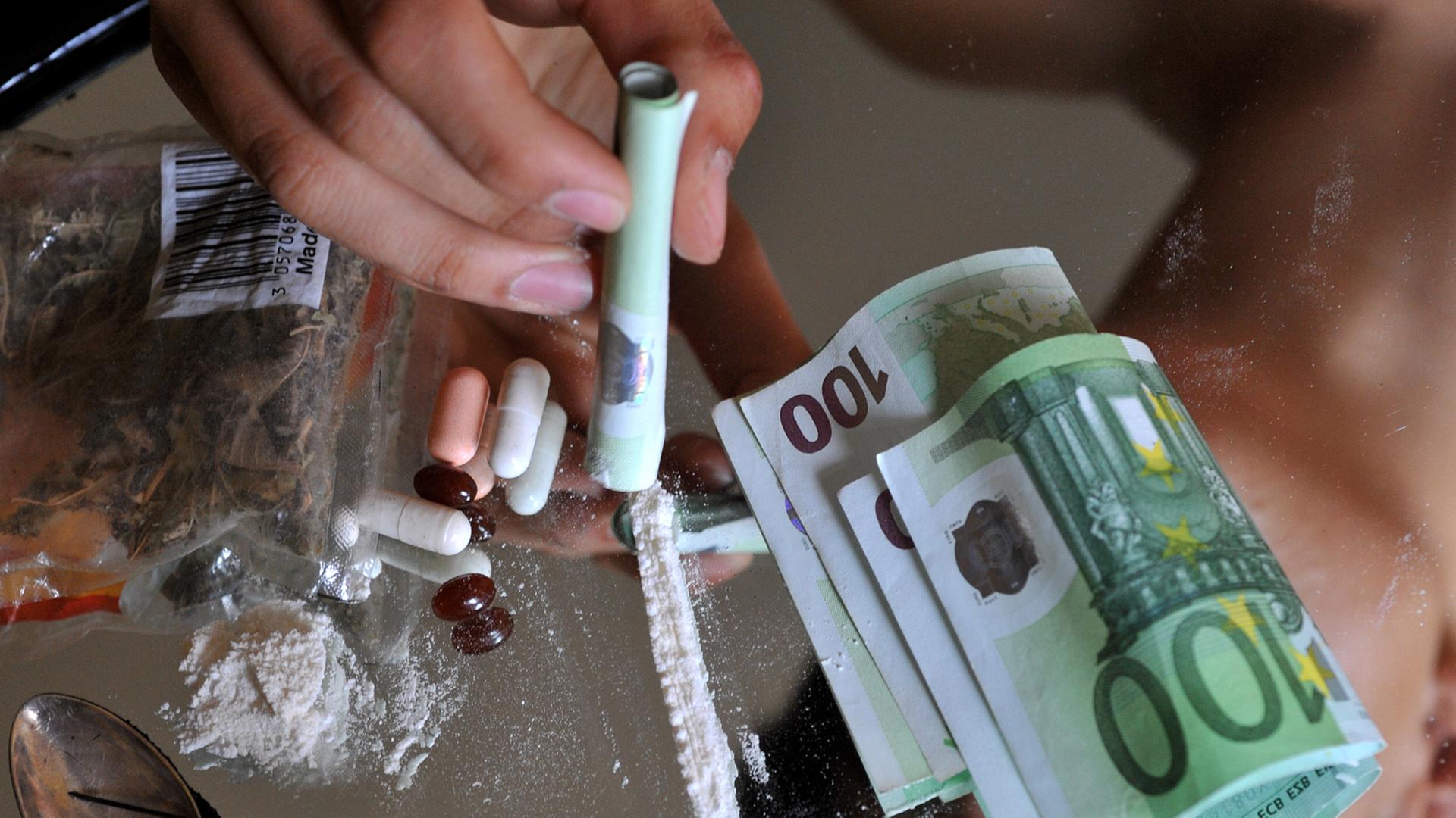 Geld und Zubehör zum Drogenkonsum