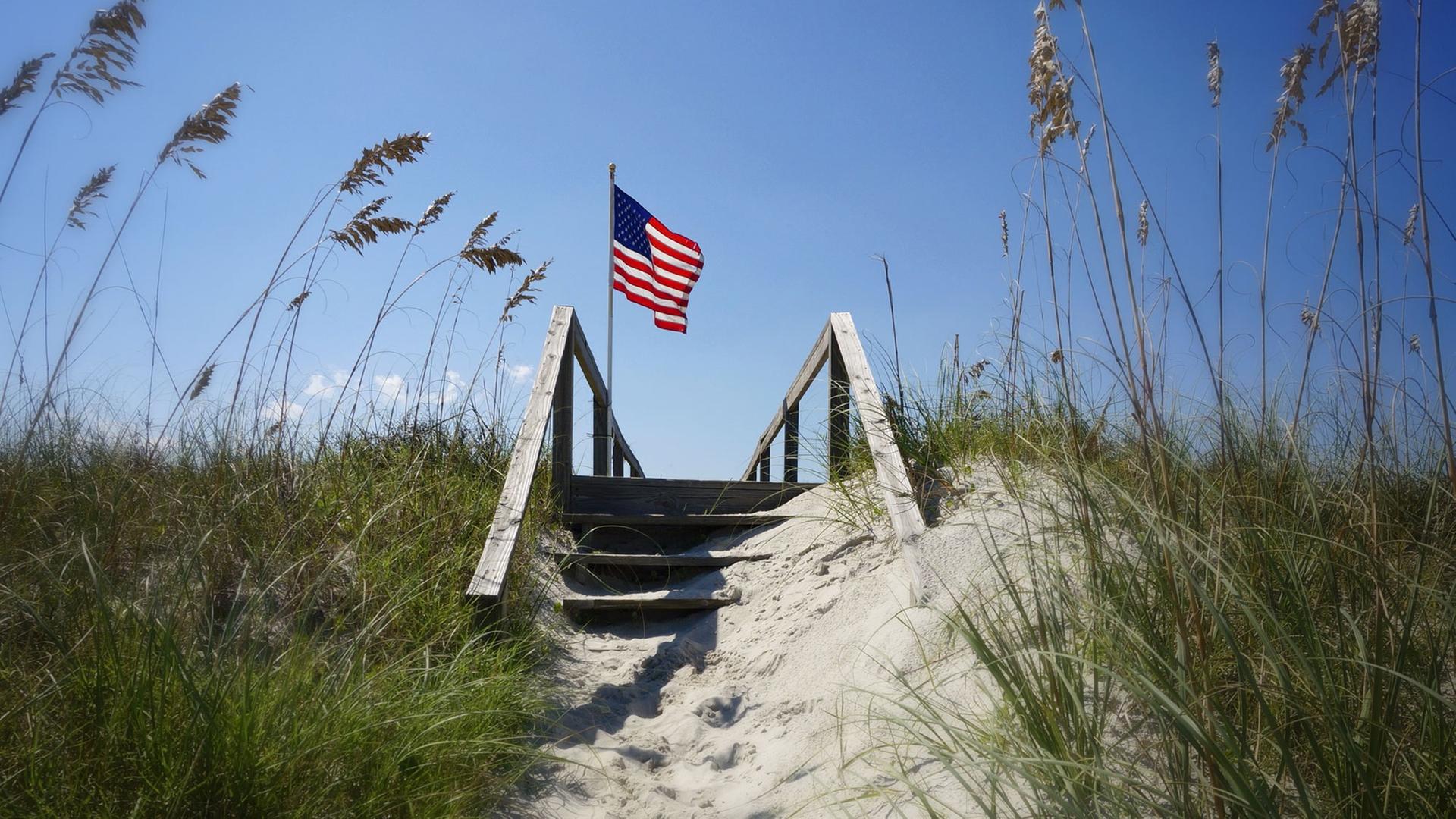 Eine US-Flagge an der Atlantikküste von Fernandina Beach (nahe Jacksonville), Nassau County, Florida