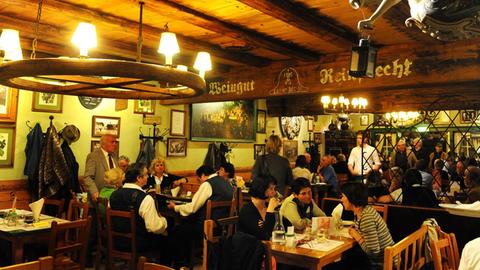 Die Wirtsstube im Gasthaus "Heuriger Reinprecht" in Wien-Grinzing, in der auch traditionelle Schrammelmusik aufgeführt wird