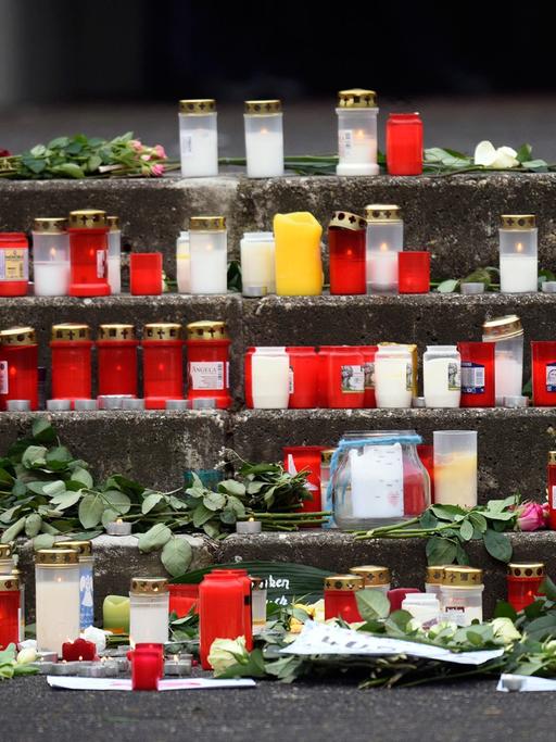 Menschen trauern in Haltern am See um die Opfer des Flugzeugunglücks in Südfrankreich.