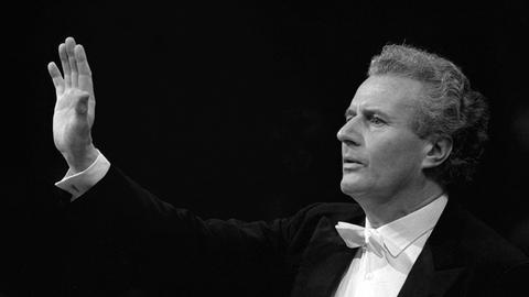 Der Dirigent des Symphonieorchesters des Bayerischen Rundfunks, Sir Colin Davis, aufgenommen im November 1985 in München. | Verwendung weltweit