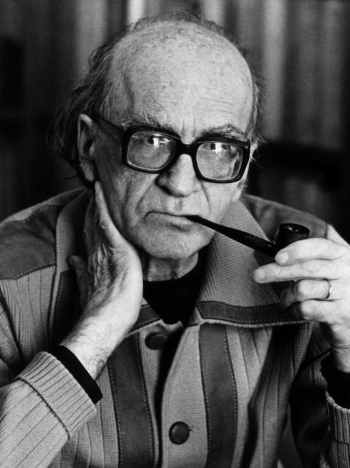 Der rumänische Religionswissenschaftler, Philosoph und Schriftsteller Mircea Eliade im Jahre 1978 in seinem Zuhause in Paris, Frankreich.