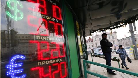 Auf einer Leuchttafel in Moskau sind am 16. 12. 2014 die Wechselkurse des Rubels zu Euro und US-Dollar zu sehen.