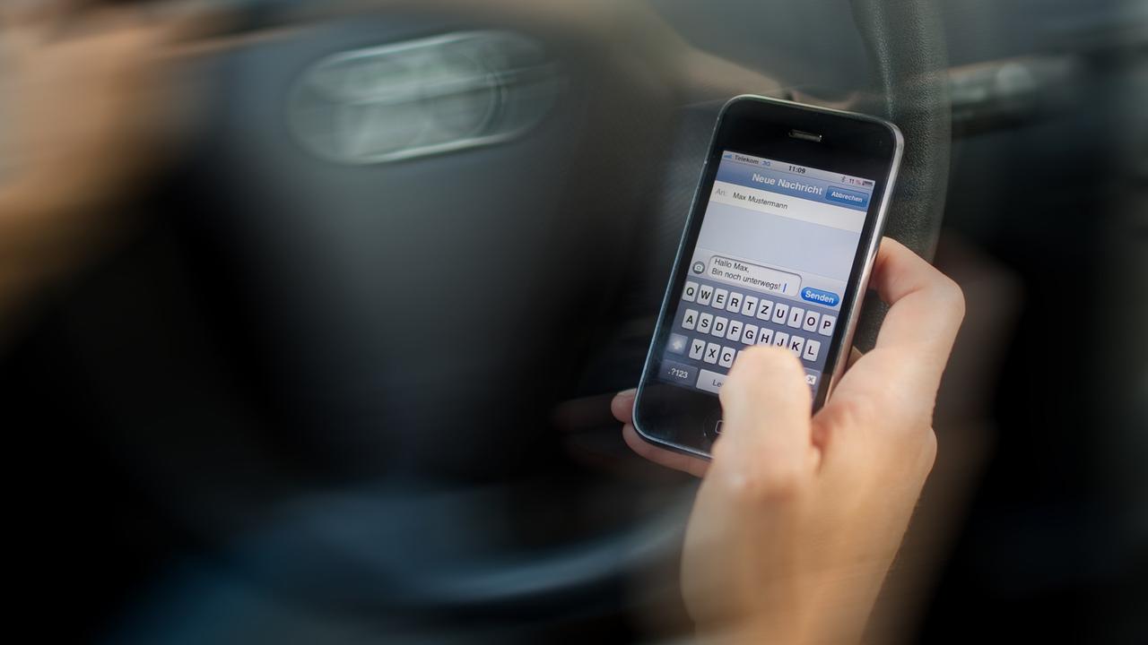 Unfallursache Smartphone: So sollen abgelenkte Autofahrer künftig überführt  werden - CHIP