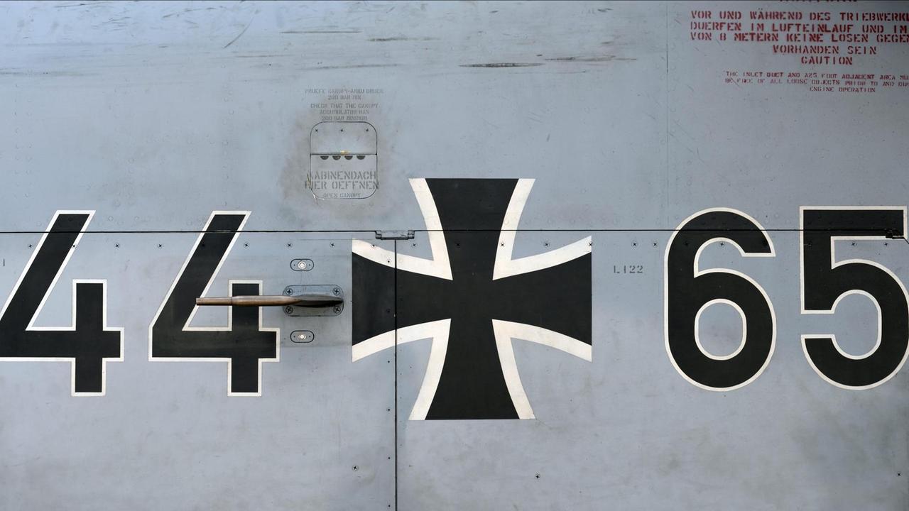 Die Kennung auf einem Tornado der Bundeswehr mit den Zahlen 44 und 65