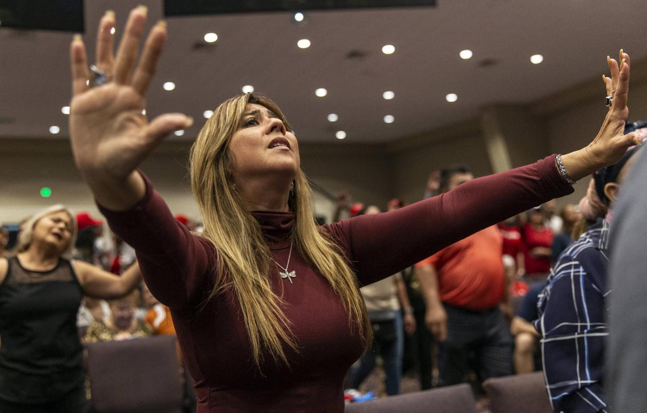 Mitglieder der Gruppe Evangelicals For Trump beten kurz vor einem Auftritt Donald Trumps im Januar 2020.