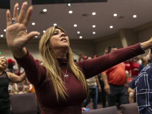 Mitglieder der Gruppe Evangelicals For Trump beten kurz vor einem Auftritt Donald Trumps im Januar 2020.