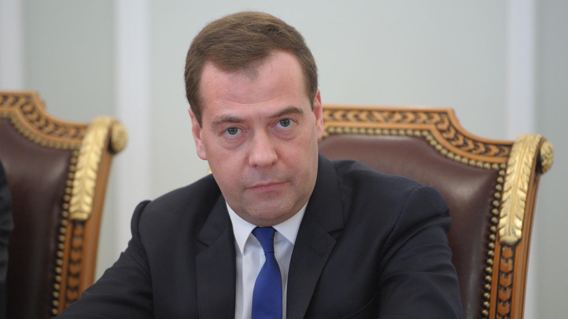 Der russische Premier Dmitrij Medwedew während eines Treffens mit Regierungsvertretern am 9. April in Moskau.