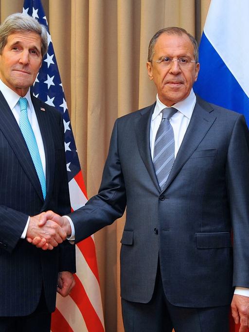 US-Außenminister John Kerry und sein russischer Kollege Sergej Lawrow geben sich die Hand.
