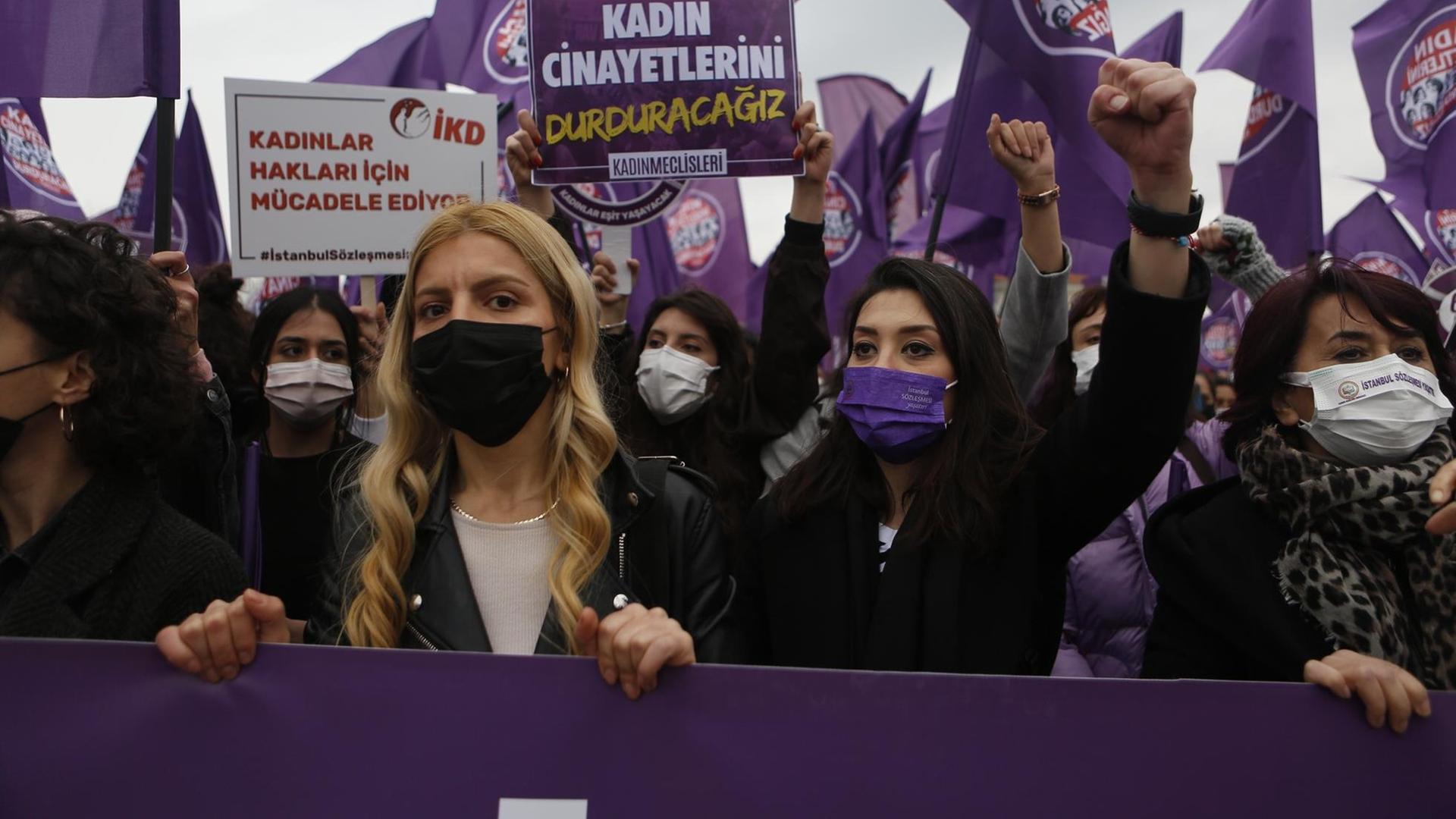 Menschen protestieren gegen den Ausstieg der Türkei aus der Istanbul-Konvention.